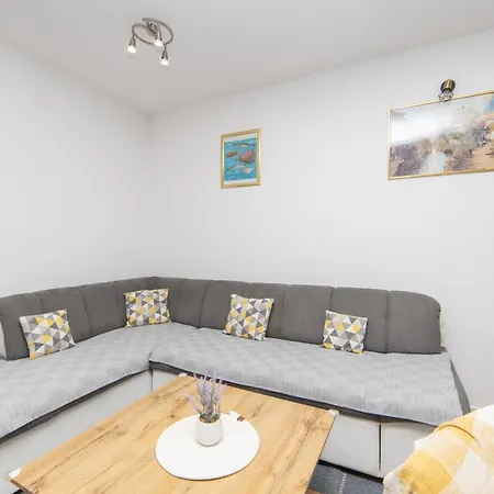 Ferdo Apartment *